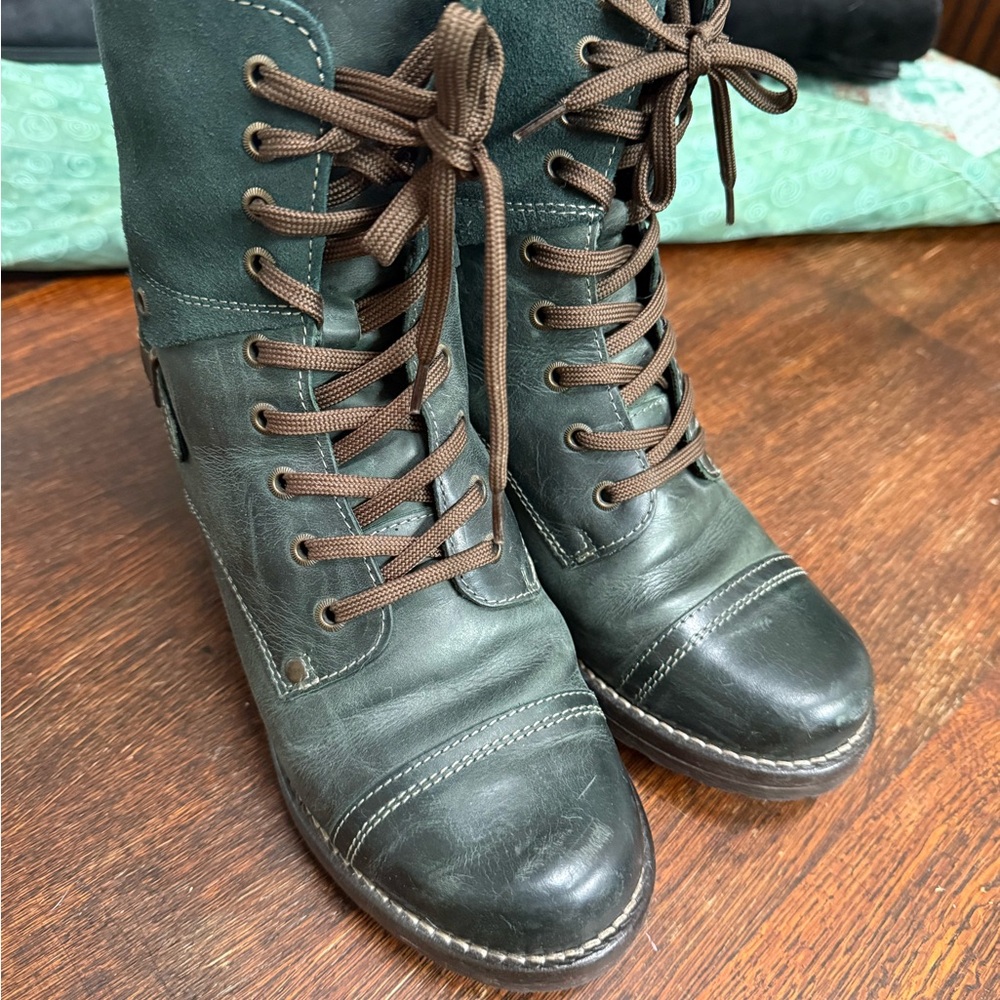 Taos Footwear Dark Green Lace-Up Boots